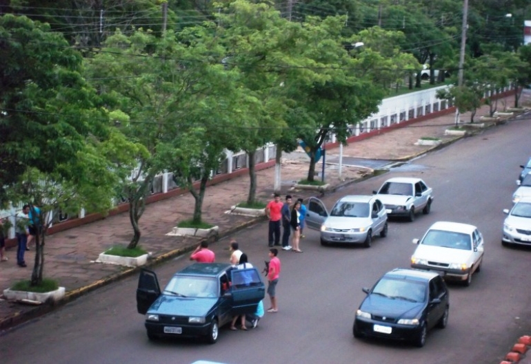 Três veículos se envolvem em acidente na Júlio Tróis