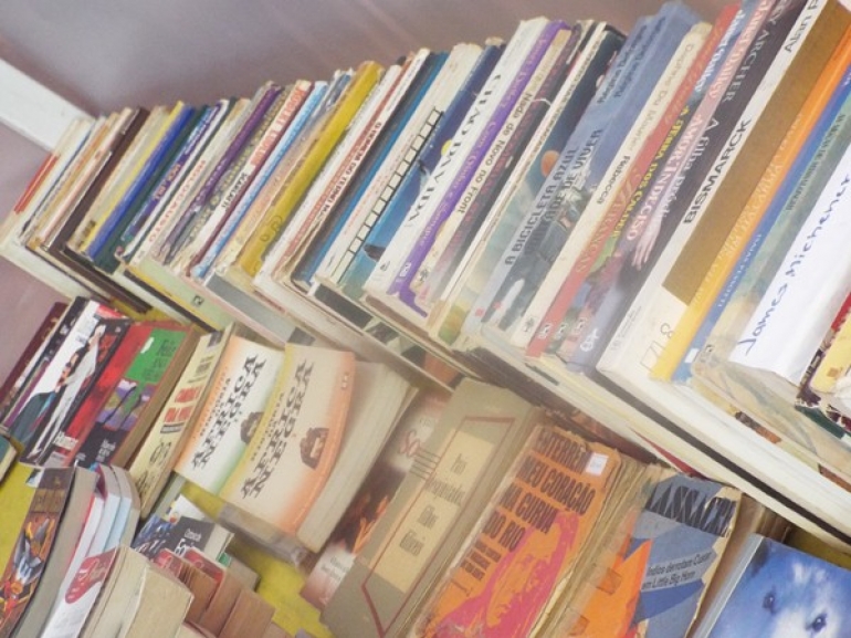 Do clássico ao infantil: Comerciantes apostam em livros com preços mais baixos