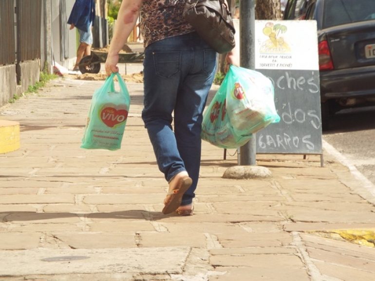 Carnes e frutas já estão faltando nos supermercados de São Borja 