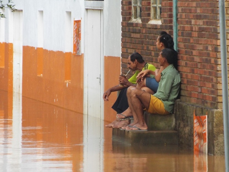 Famílias atingidas pela enchente receberão correspondência para retirar o auxílio 