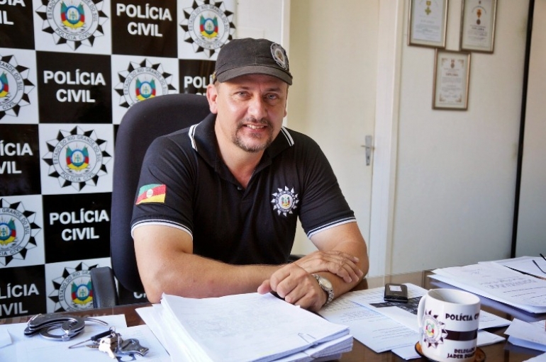 Homem usa nome de delegado para arrecadar dinheiro 