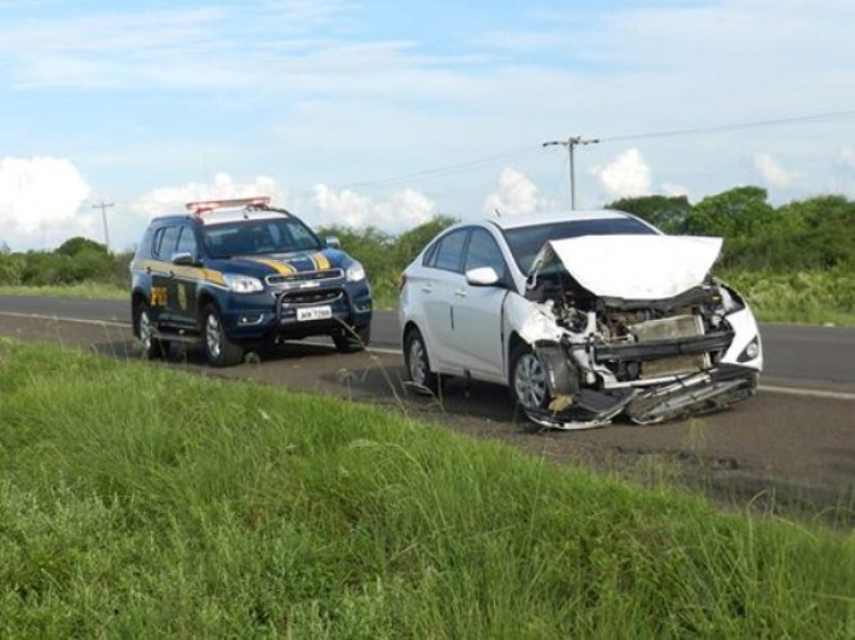 Dois veículos se envolvem em grave acidente na região
