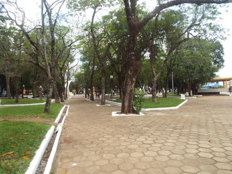 Com aluguel atrasado, comerciantes esperam construção do Camelódromo na Praça XV de Novembro