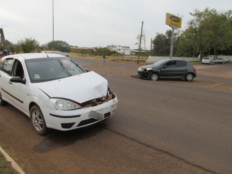 Motoristas de dois veículos se envolvem em acidente em São Borja