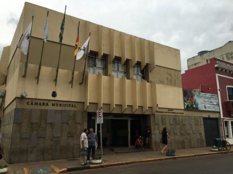 Salários dos vereadores, prefeito, vice-prefeito e secretários serão reduzidos em São Borja