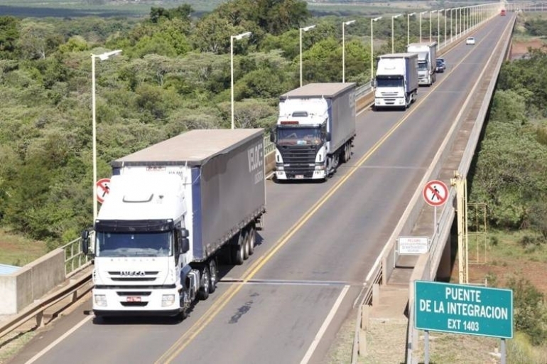 Aumenta a passagem de veículos de cargas na fronteira entre São Borja e Santo Tomé