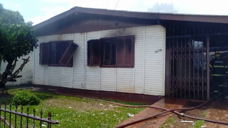 Incêndio destrói casa  em São Borja