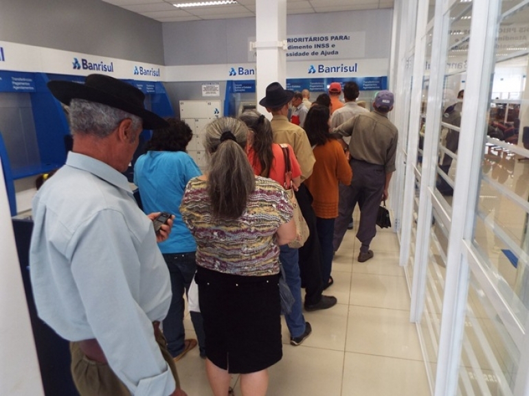 Horário de atendimento nos caixas eletrônicos do Banrisul continua reduzido