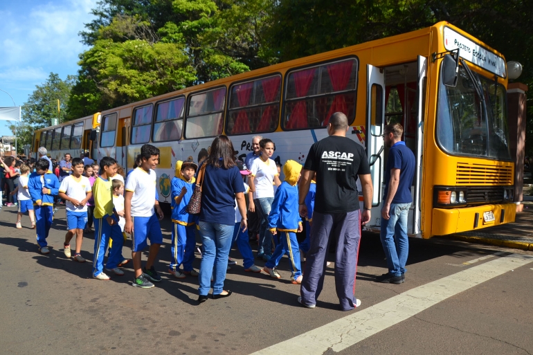 Prefeitura realiza entrega dos ônibus destinados ao Projeto Escola Viva
