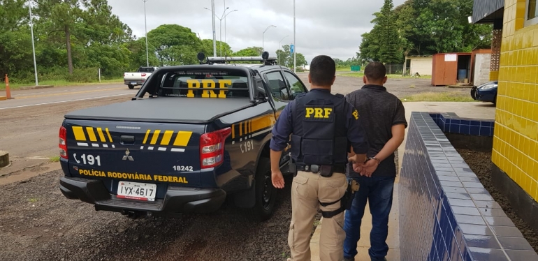 PRF cumpre mandado de prisão na BR-285 em São Borja