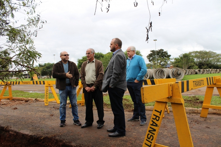 Região da Praça Tricentenário recebe obras de drenagem