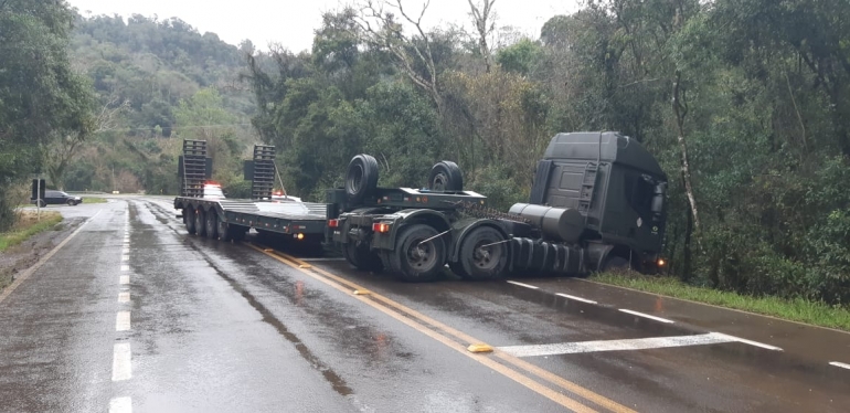 Após estourar pneu caminhão do Exército bloqueia parte da BR 287