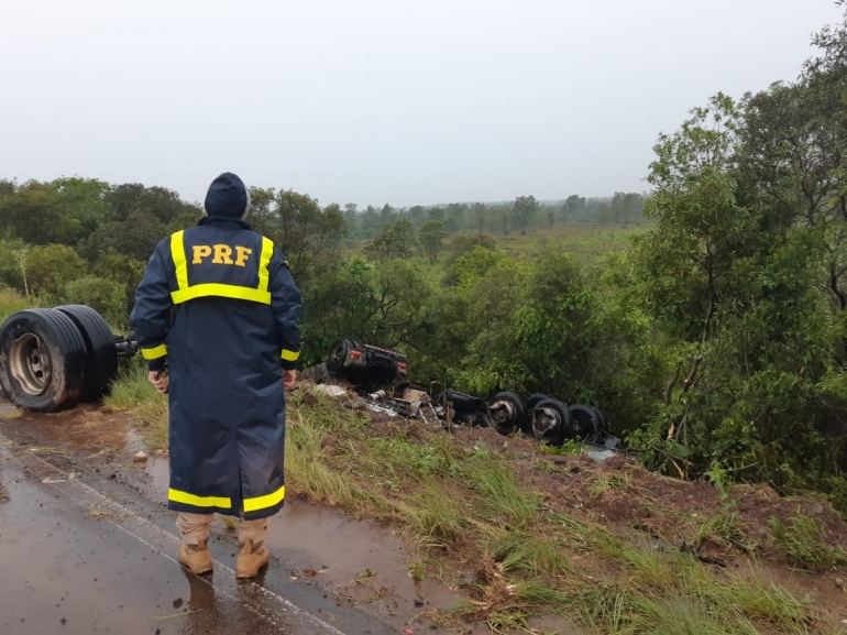 Acidente com carreta deixa condutor lesionado em São Borja