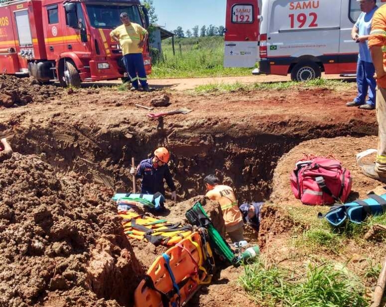 Trabalhadores ficam soterrados em obra da Corsan no Paraboi