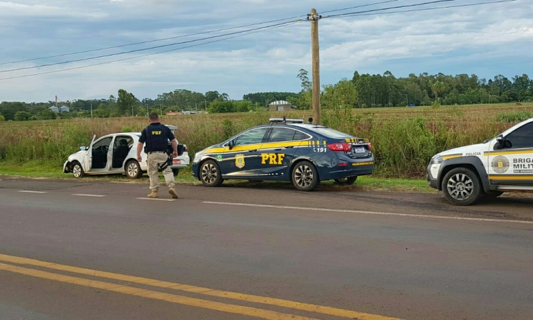  Taxista tem carro roubado e é largado amarrado pelos bandidos