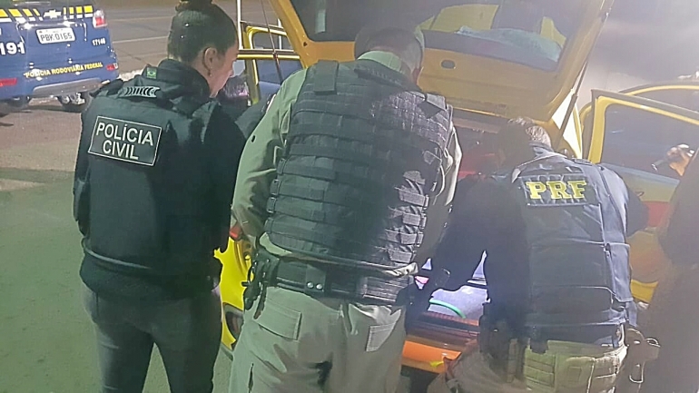 Operação policial prende três pessoas por tráfico de drogas em Santiago