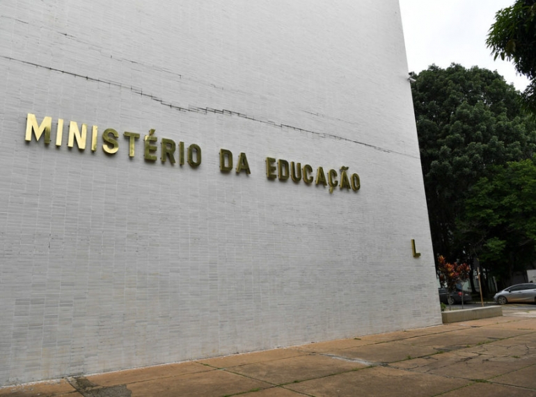 MEC prorroga autorização para que as aulas das instituições federais de ensino superior sejam realizadas virtualmente  até 31 de dezembro 