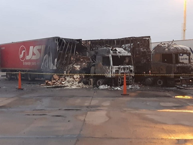 Dois caminhões pegam fogo no Centro Unificado de Fronteira em São Borja/Santo Tomé