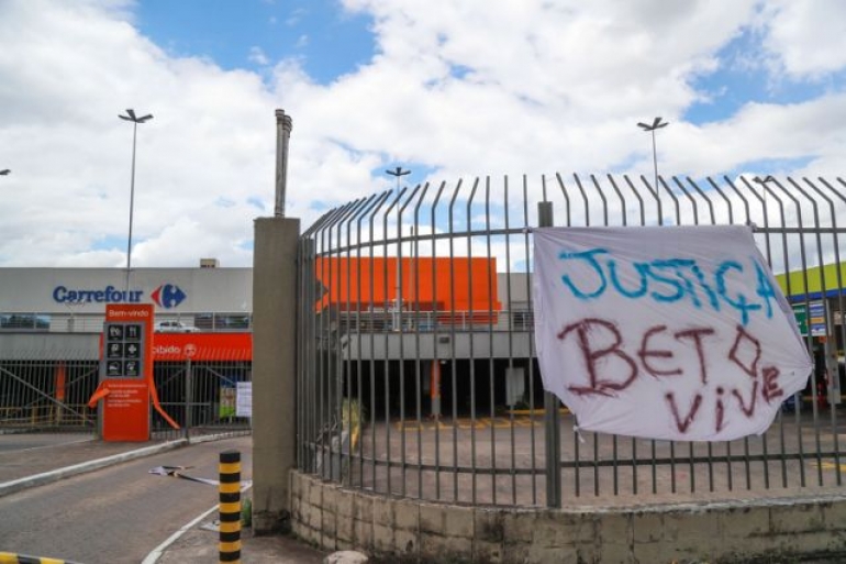 Homem negro é espancado e morto em supermercado Carrefour de Porto Alegre 