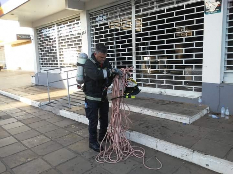 Fogo destrói depósito da Lojas Colombo em São Borja