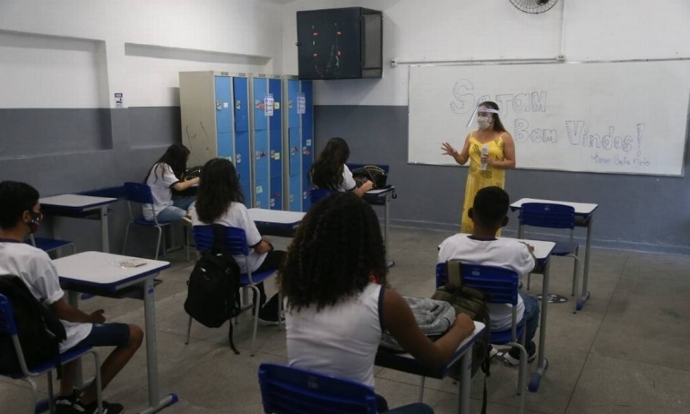 Governo inclui trabalhadores da educação no grupo prioritário de vacinação