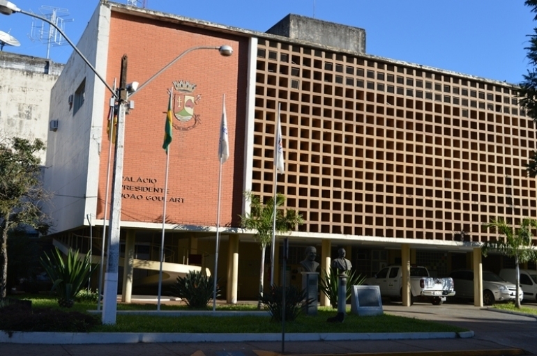 Prefeito Bonotto antecipa parte do 13º salário do funcionalismo municipal