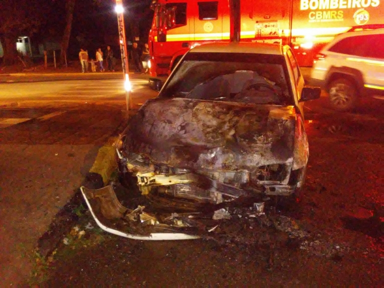 Acidente de trânsito resulta em incêndio de veículo em São Borja