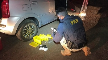 PRF prende traficante com drogas, arma e munições escondidos no painel de um carro em São Borja